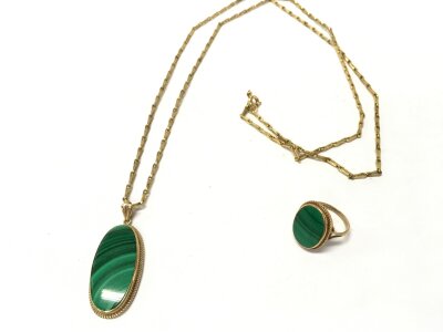A 9ct gold matching malachite ring and pendant necklace, 18.7g total weight