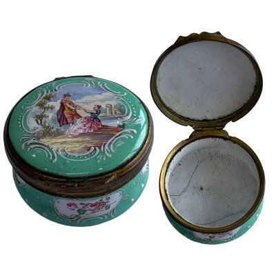 A small 18th century circular Bilston enamel patch box. 4cm diameter.