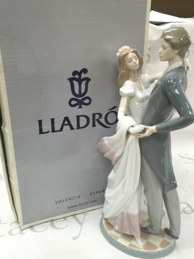 A boxed Lladro figure group, I Love You Truly #01528. 37cm tall. No obvious damage or restoration