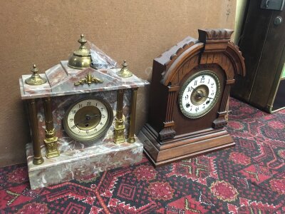 Two mantle clocks, French marble mantel clock and a wooden clock 35,37cm tall- NO RESERVE