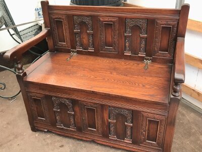An oak old charm hall seat. Dimensions 97cm wide, 44cm long