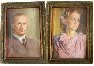 Elica BALLA (1914-1993), Portraits of a man and woman seated, 1 noted to reverse, ” GIOVANNA MAFFEI, NELSUO SGUARDO, ELICA BALLA LA RITRASSE
PASTELLO ROMA SETEMBRE 1945” translated in brief. Giovanna Maffee, Rome, September 1945. 54cm x 39cm