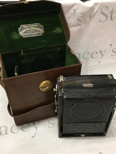 A vintage Georz folding reflex leather cased camera