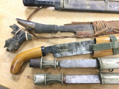 A collection of assorted Astern bladed items and a case containing metal cups.