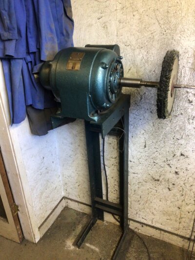 A Brooks motor polishing buffing wheel and two other polishing wheel (2) 
Buyer to arrange collection from CM12 0RB viewing by appointment only. No reasonable bid refused.