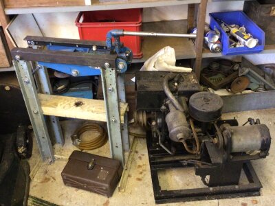 A Manual operated hydraulic ram and single cylinder petrol engine pump (2)