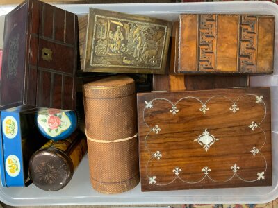 A mixed lot of vintage boxes etc..