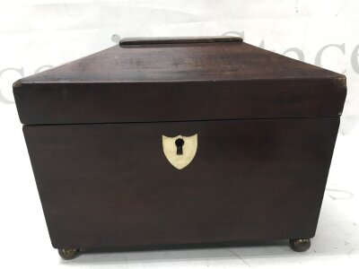 A Victorian mahogany tea caddy. 20cm wide, 16cm tall, 13cm deep