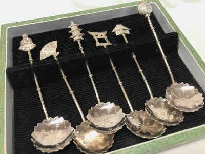 A box with 6 Japanese sterling silver spoons approx 8-9cm long. 21.7g