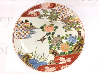 A large Imari charger, approx diameter 40cm.