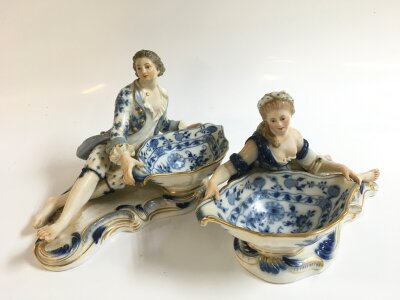 A pair of Meissen Blue Onion reclining couple ceramic figures, 11cm tall. Marked 2875