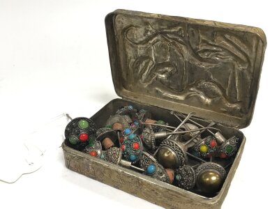 20 Chinese snuff bottle tops and a Chinese dragon box