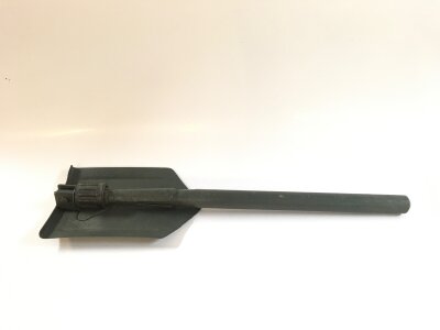 An entrenchment tool (54cm long) and a Hitler youth knife with a missing badge (27cm long)