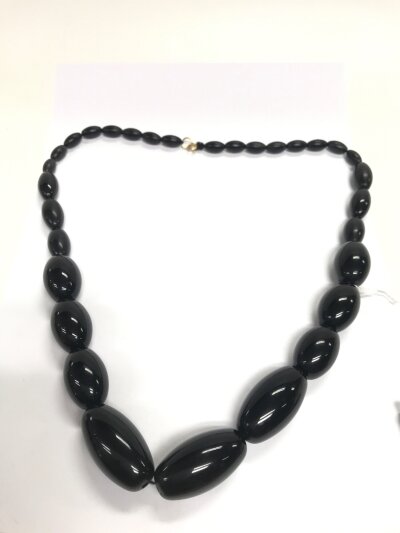A vintage necklace in style of amber or Bakelite , not tested. 68cm, 95 grams with golden clasp hallmarked for 375 (9ct gold)