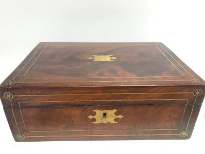 A Georgian mahogany writing slope with a well fitted interior including two inkwells and two secret drawers along with key. Dimensions 35x24x13cm