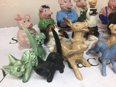A good collection of Vintage Sylvac ceramic animal ornaments and a set of NatWest pigs no obvious damage.