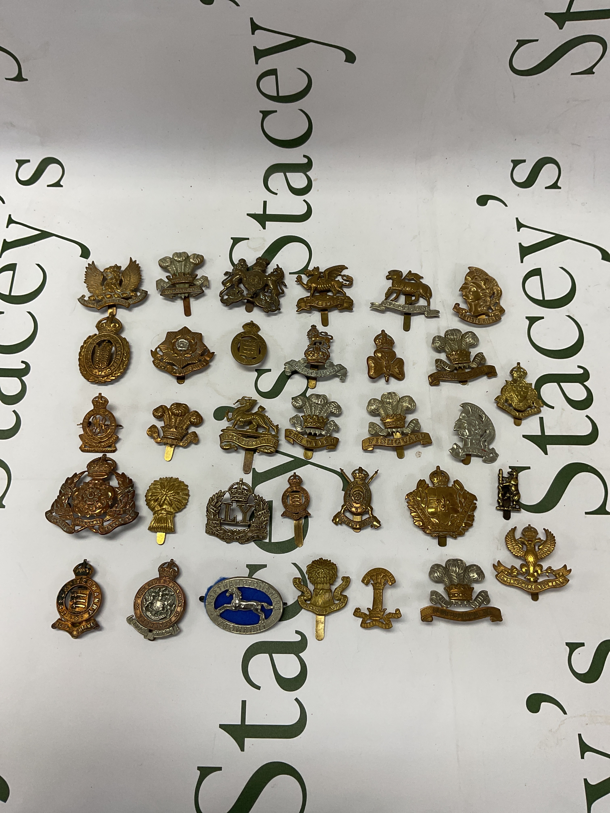 Qty military cap badges to inc Yeomanry examples.