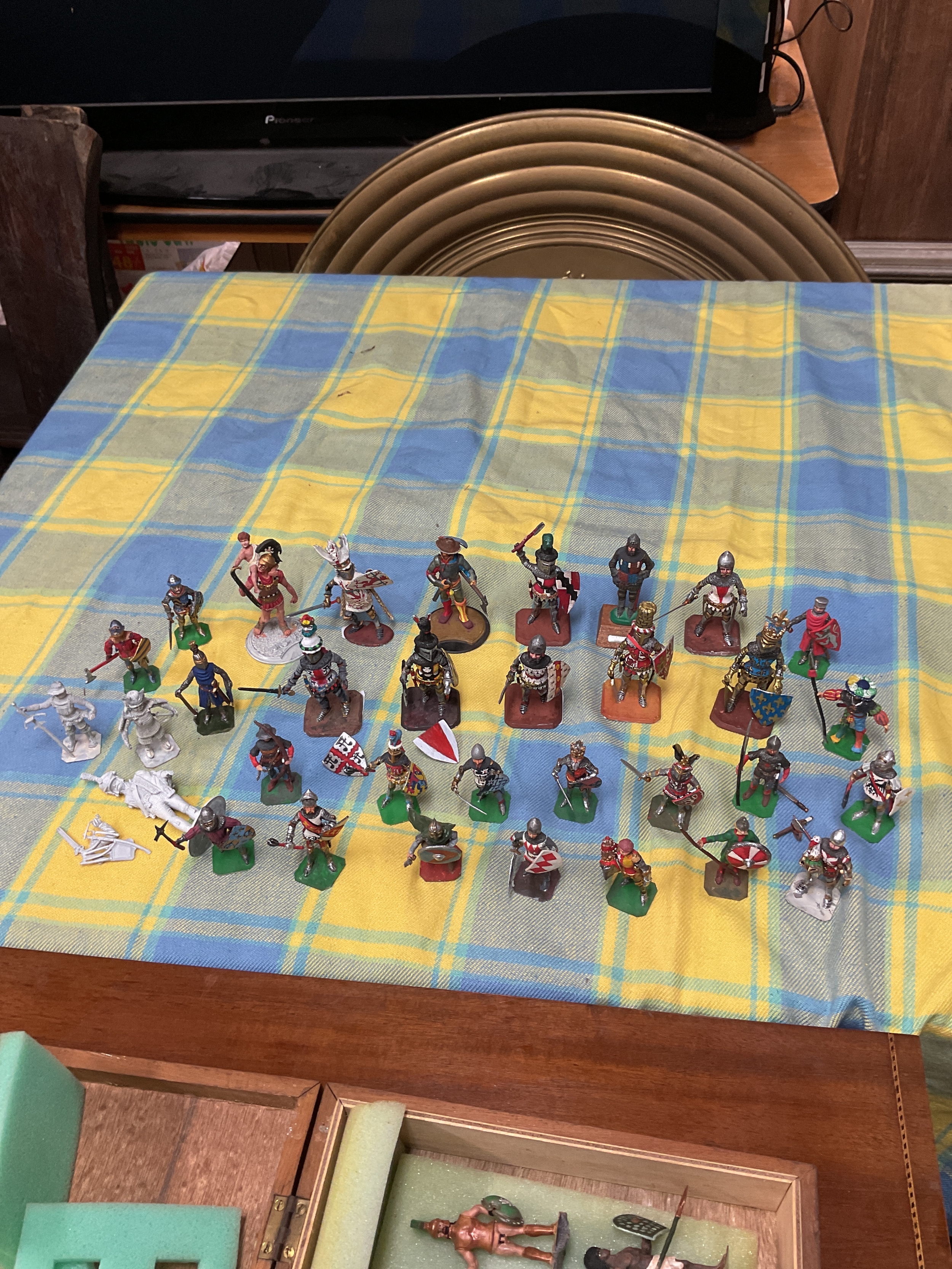 Qty hand painted lead figures in the 100 years style and Roman era.