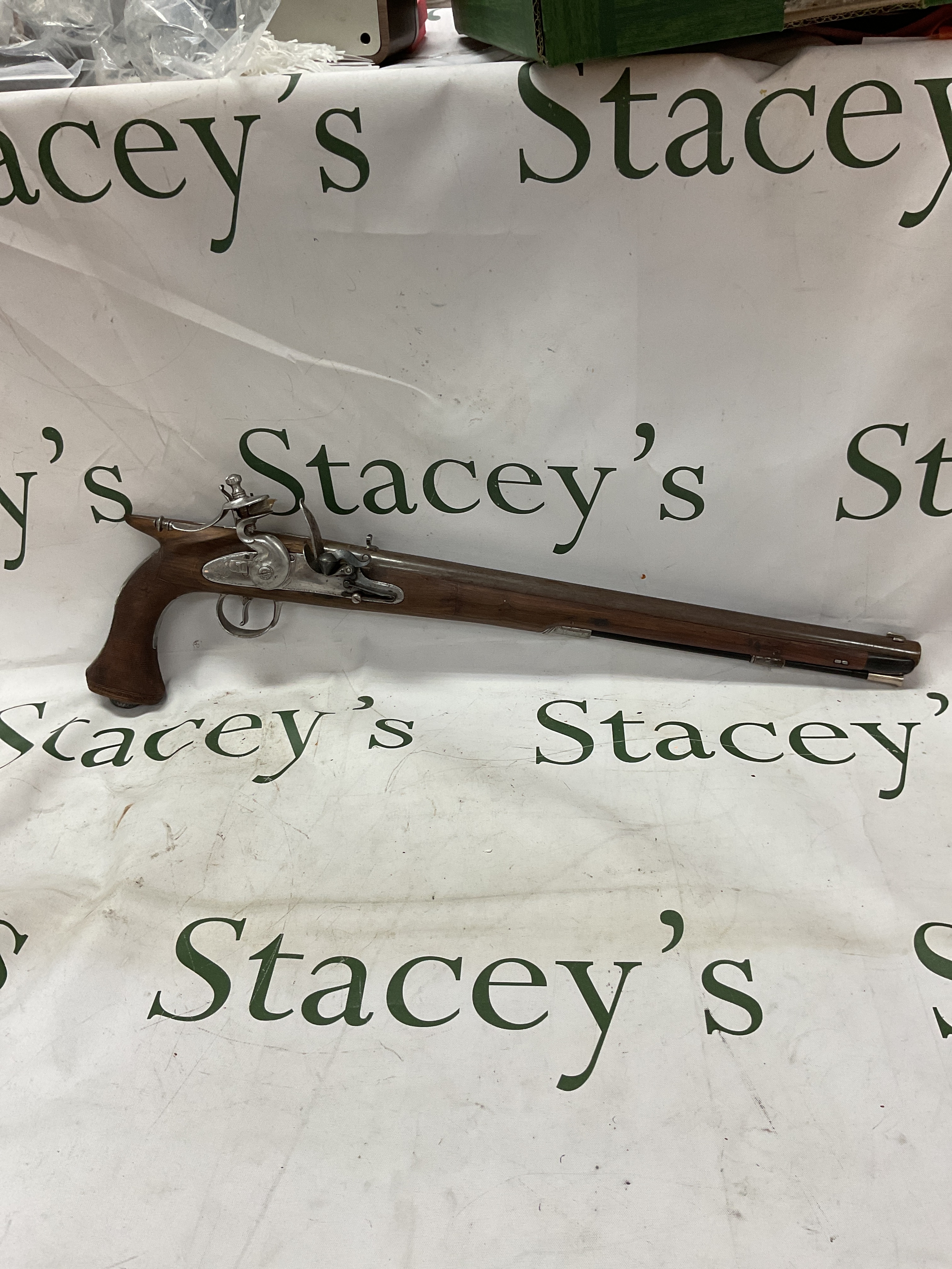 Early 19th C saw handled flintlock pistol, with rifled barrel and ram rod, barrel length 39 cm.