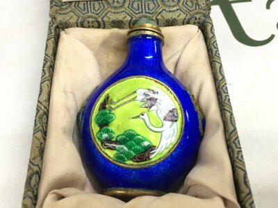 A blue Chinese enamel scent bottle with crane design, 7cm tall
