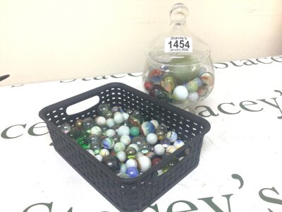 A collection of loose Vintage coloured marbles.- NO RESERVE