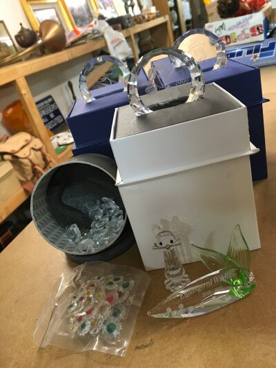 Swarovski items including commemorative paperweights and loose flowers