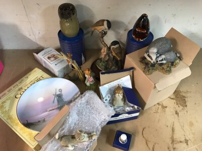 A box of various decorative ceramic items including Sherratt & Simpson animals