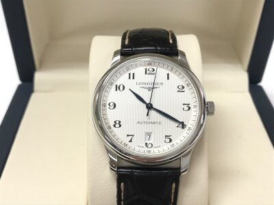 Longines Master automatic men's watch, stainless steel, diameter approx. 39 mm, height approx. 9.5 mm, glass bottom, sapphire crystal, automatic, hours, minutes, seconds, date, silver dial with barleycorn decoration, steel blue hands, black leather strap with folding clasp. Seen running.