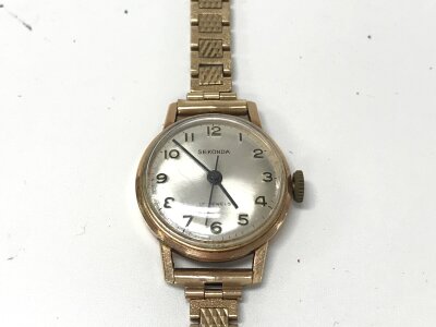 A vintage 9ct gold ladies Sekonda wrist watch. Winds and runs.
17.85g