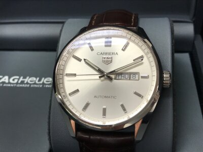 TAG Heuer Carrera Day-Date features a striking silver sunray brushed dial and brown alligator leather strap. Seen running. Comes with box and card/booklet. 41mm case.