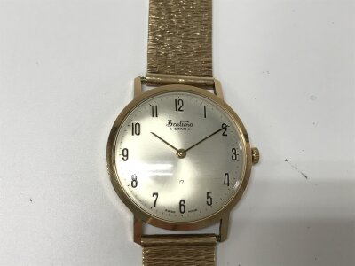vintage 9ct gold cased Bentima Star watch silver dial with Arabic numerals and a textured 9ct gold mesh bracelet. 56.62g
Winds and runs.