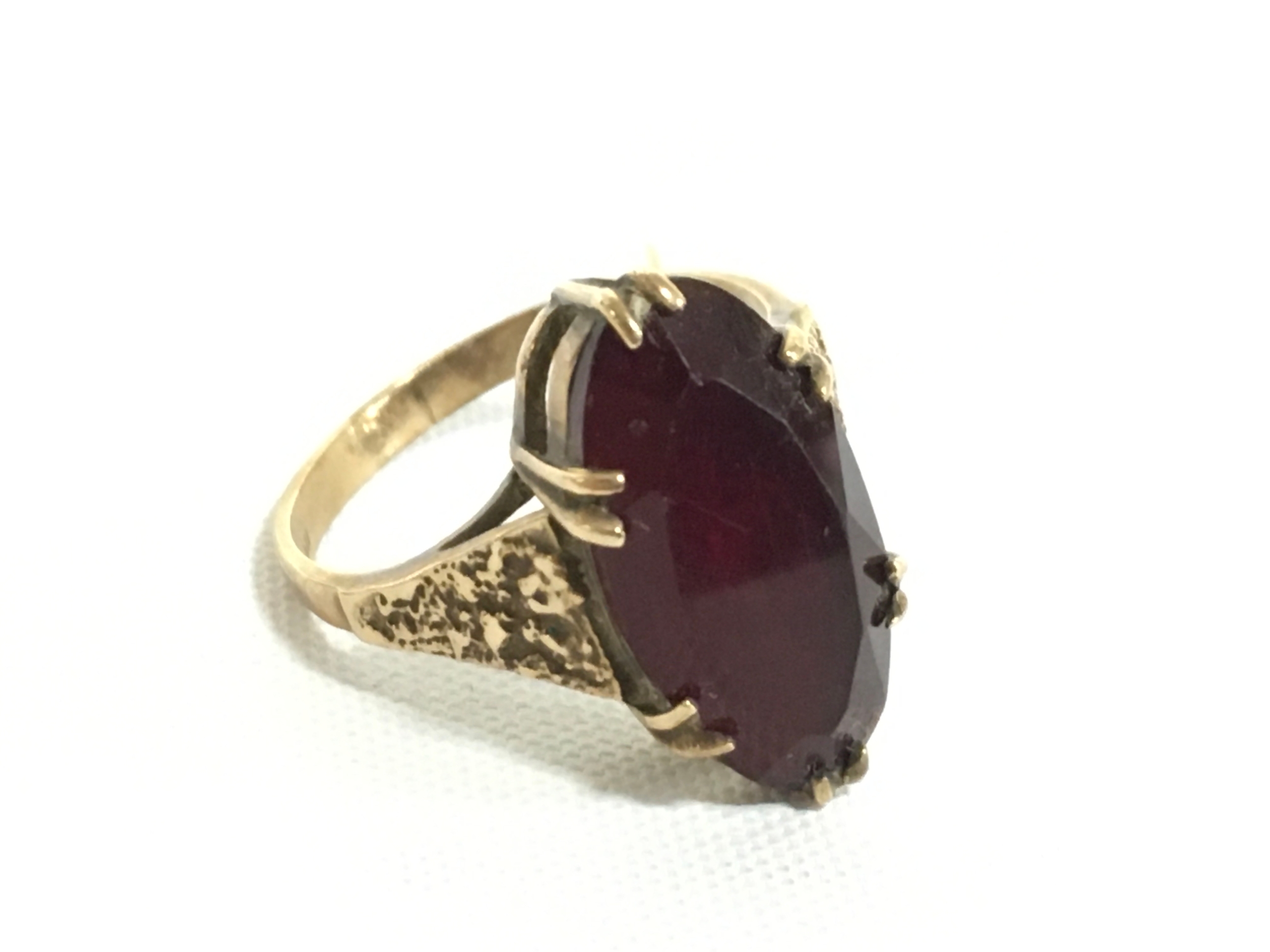 A 9ct gold garnet set ring. Size O/P ,3.7g