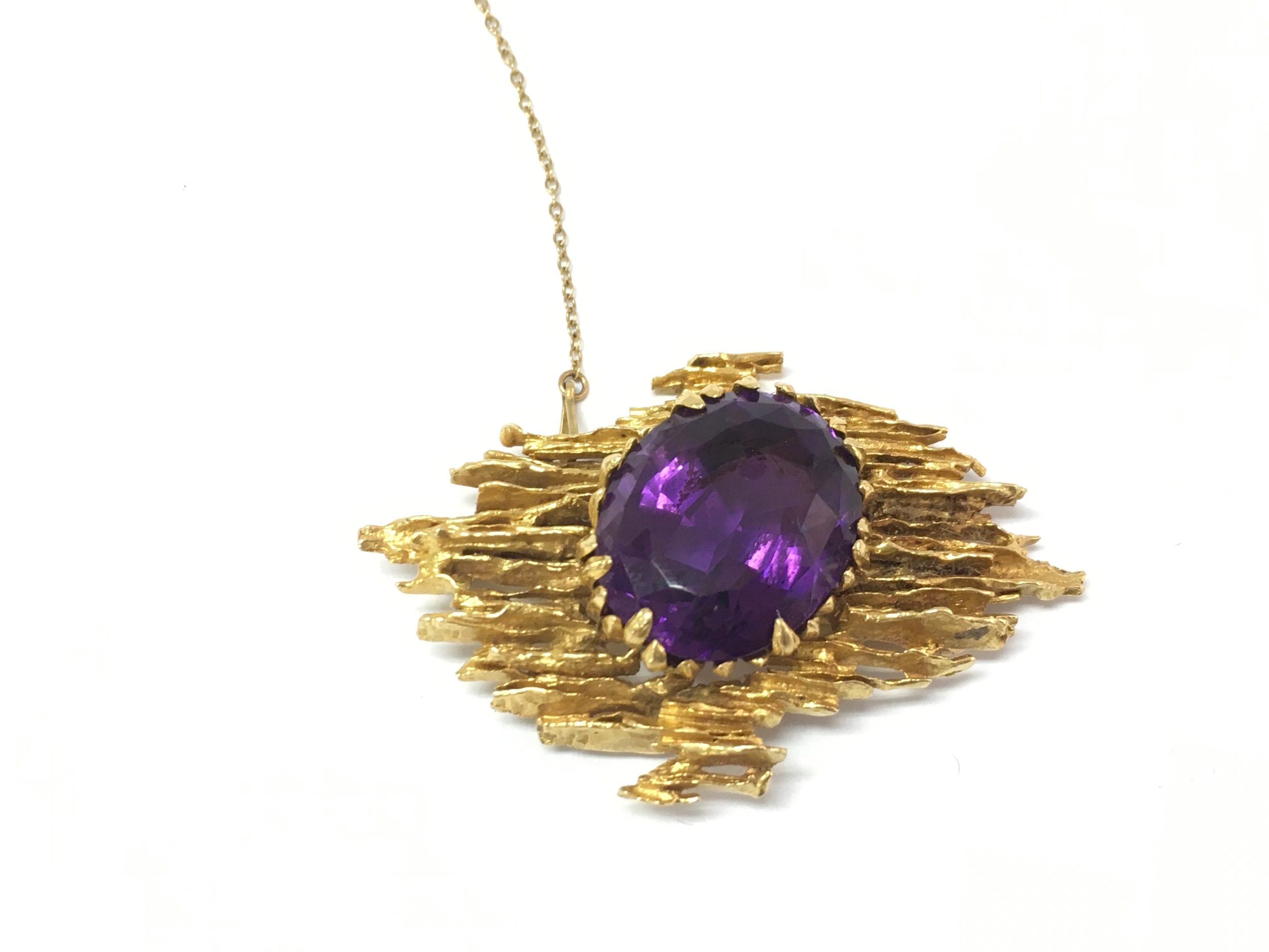 An 18ct gold amethyst brooch from circa 1970s. 32.50g