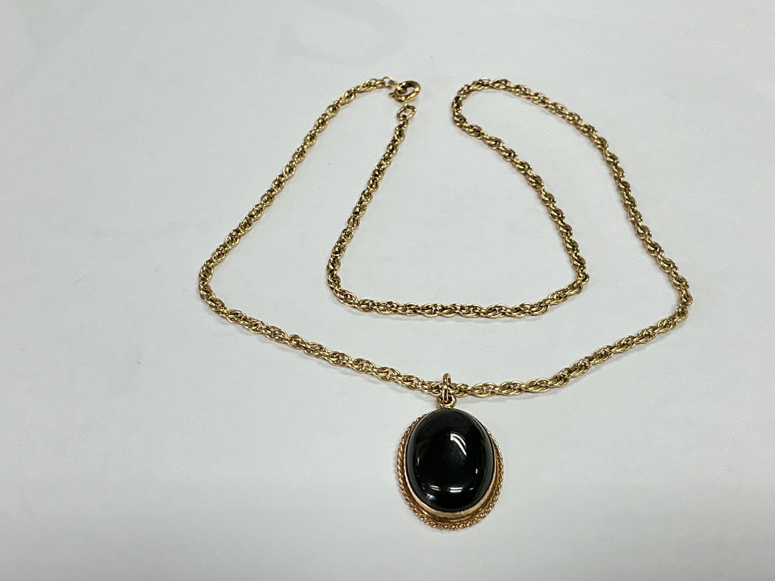 A 9ct gold necklace with attached pendant, approx 7.9g.