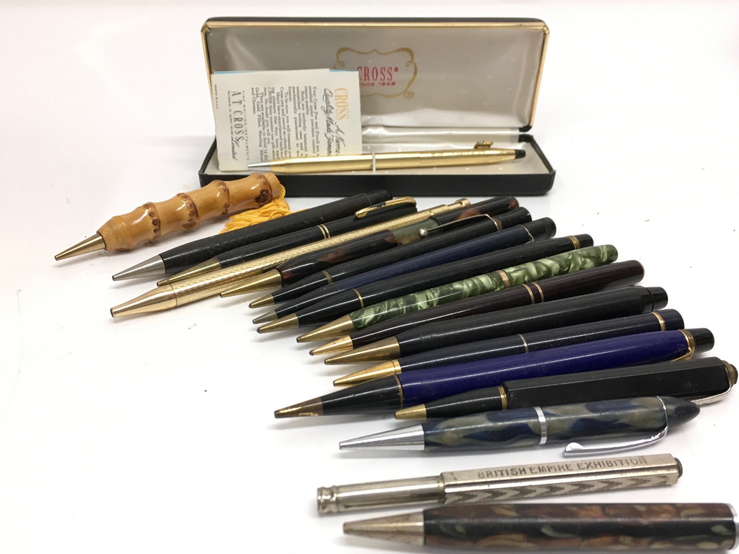 A collection of vintage pens including a boxed Cross pen, Wahl Eversharp, Savilles 1902, Colibri etc