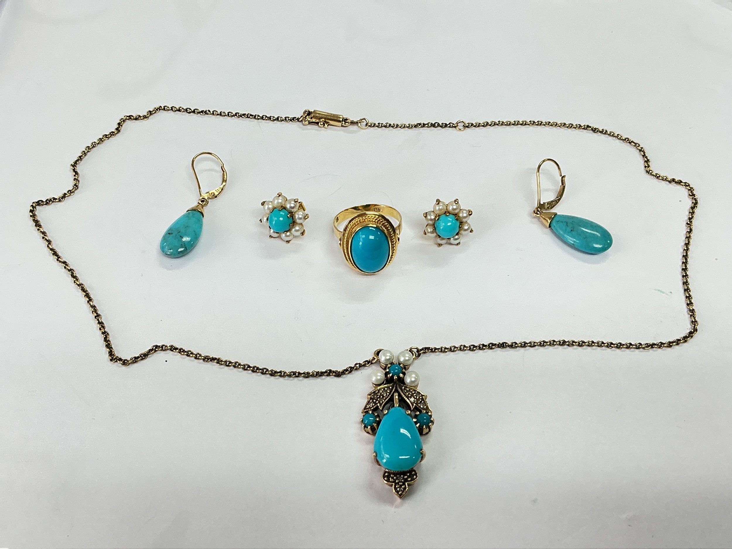 A collection of gold jewellery set with turquoise stones, some with pearls, approx total weight 18g.