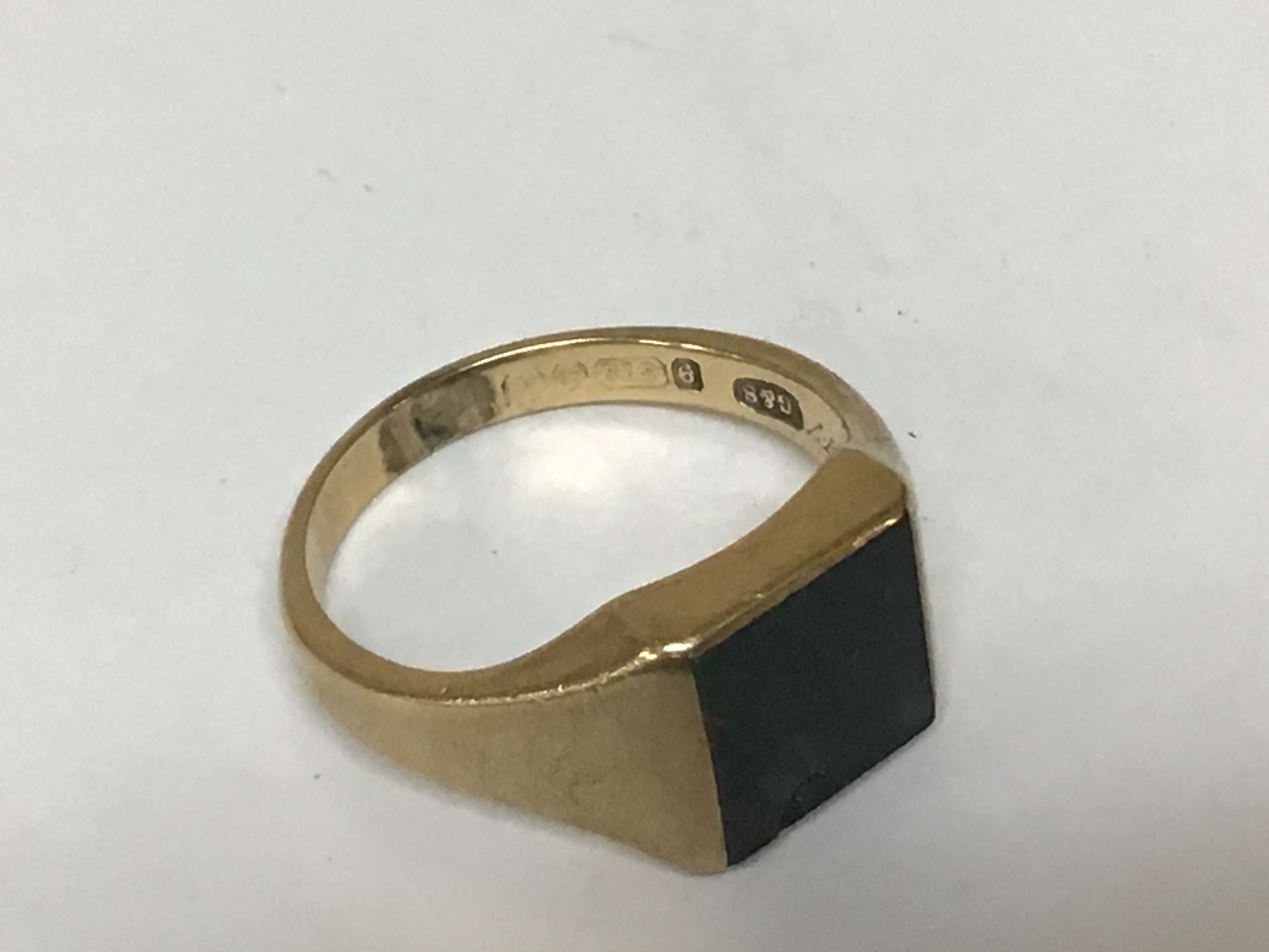 A 9carat gold gents ring set with a blood stone total weight 5g 