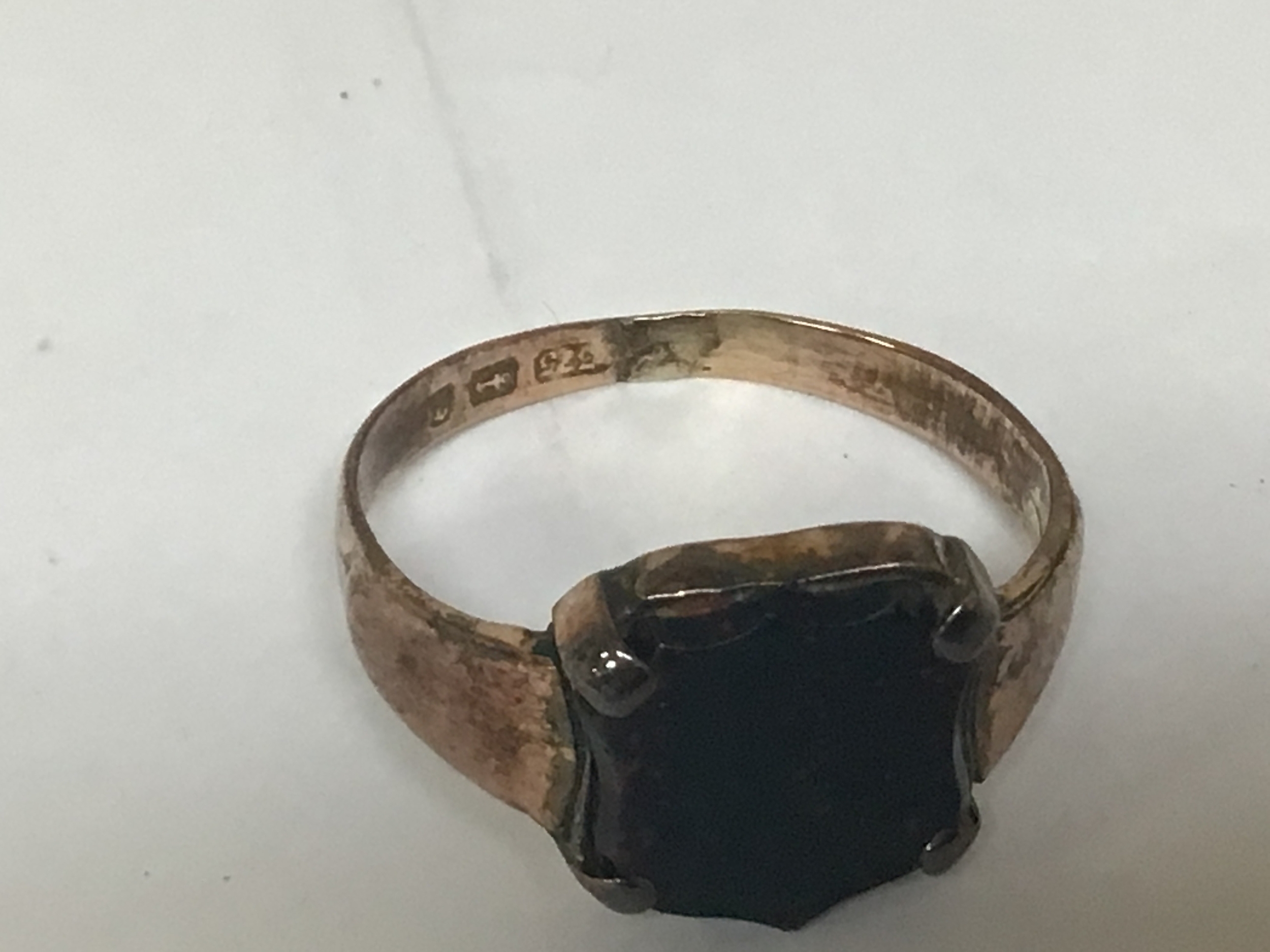  A 9ct gold ring set with a shield shaped blood stone weight 3.6g 