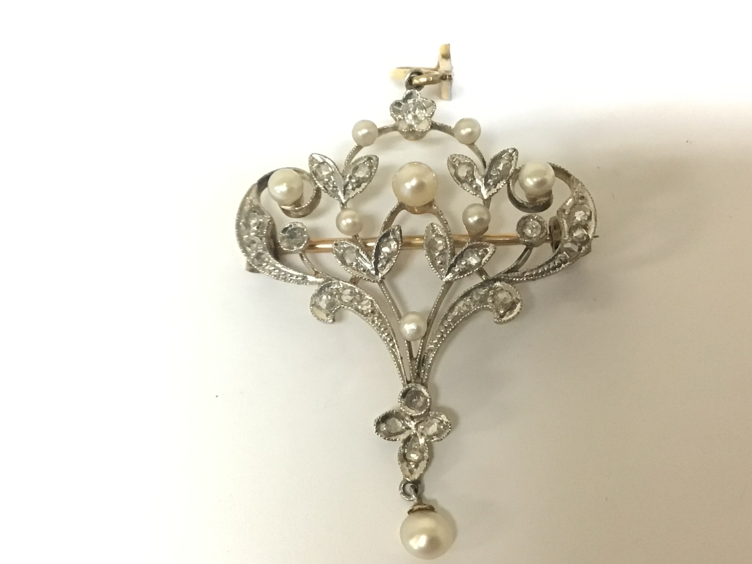  A decorative brooch set with seed pearl. Unmarked. Weight 4g 
