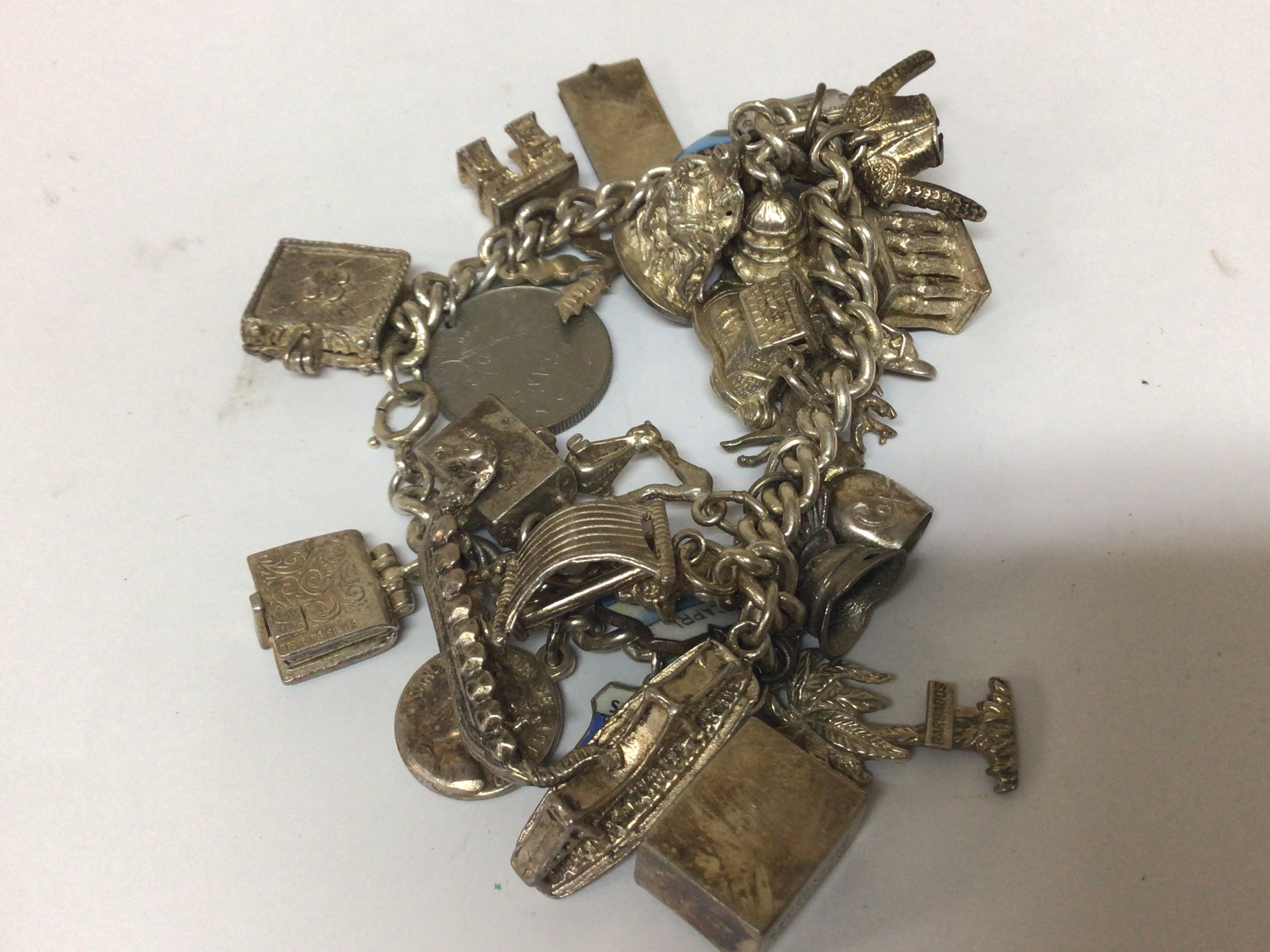 A silver charm bracelet weight 86g 