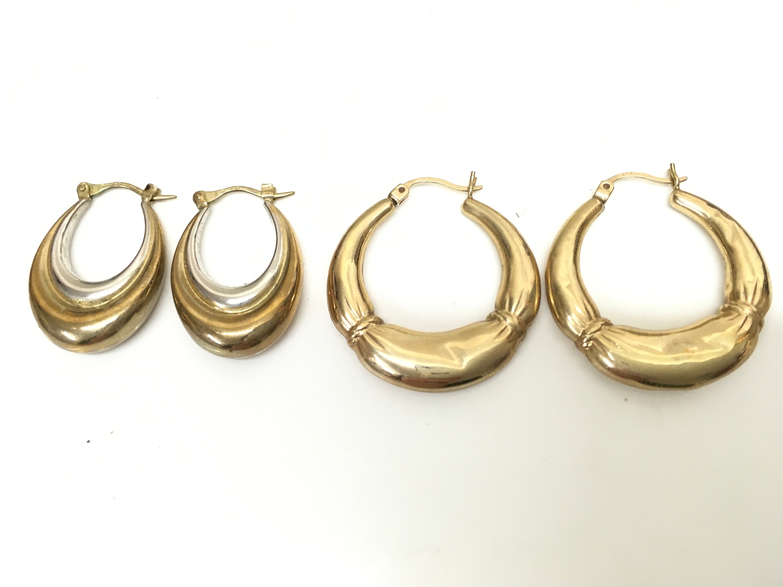 Two pairs of 9ct gold hoop earrings, 5g total weight 