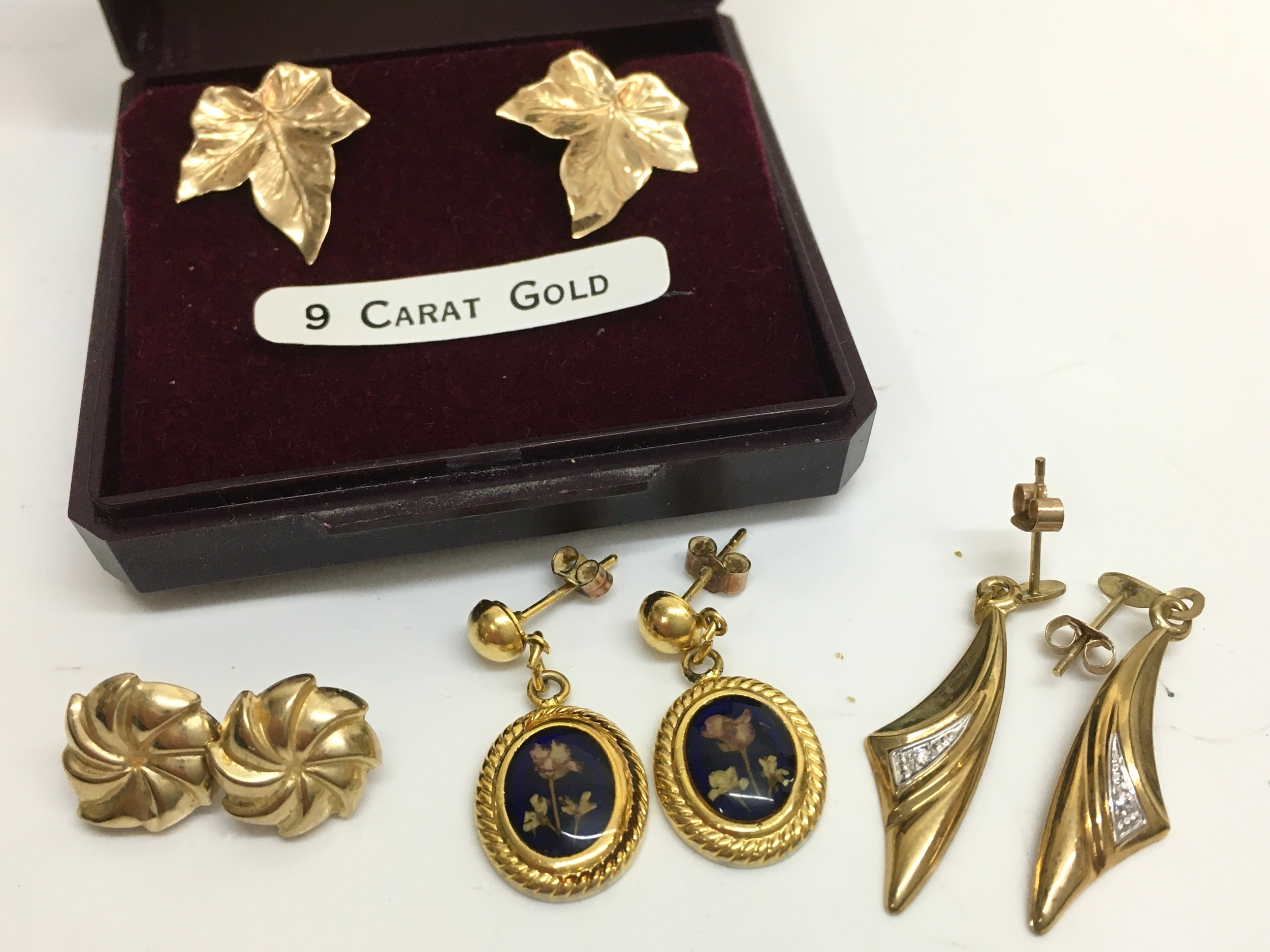 Four pairs of 9ct gold earrings, 6g total weight 
