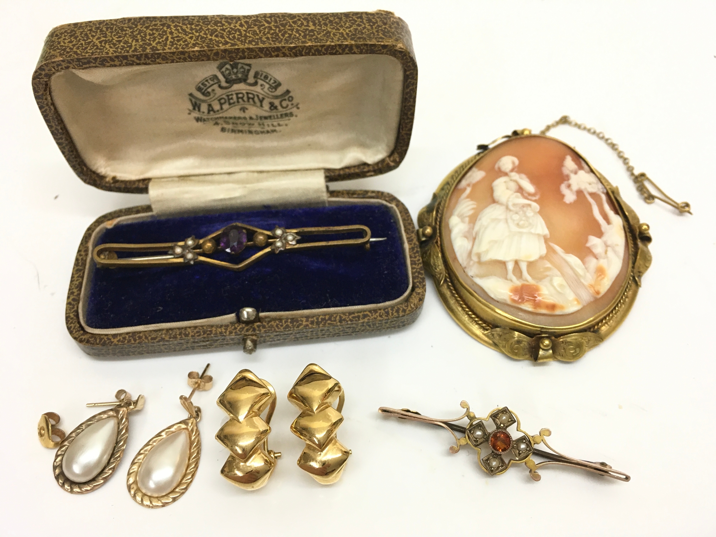A Collection of jewellery including a pair of 9ct gold pearl earrings, a 9ct gold brooch set with pearl stones and a orange gemstone (2.3G) and a cameo brooch 