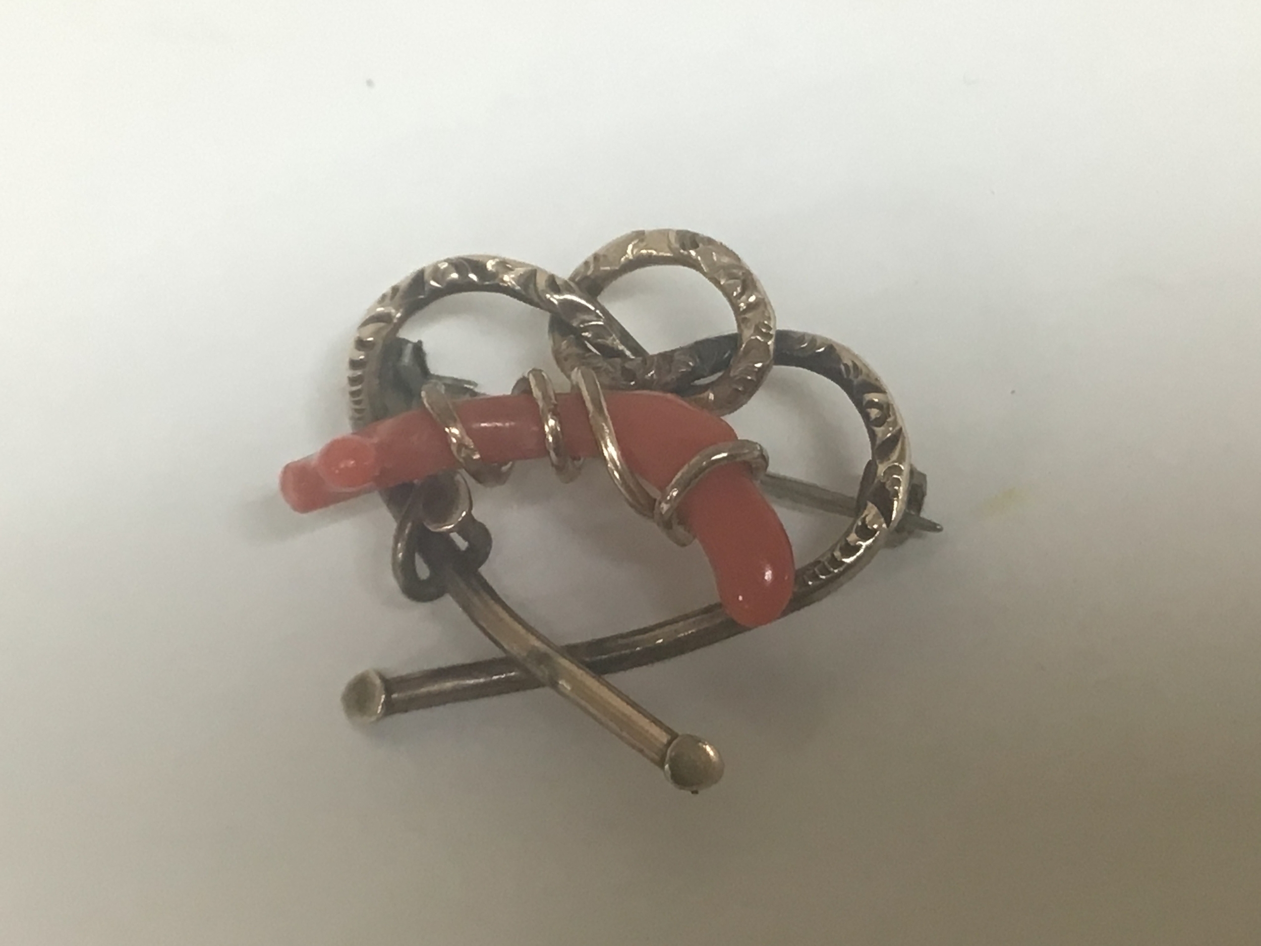  A brooch mounted with Coral yellow metal unmarked weight 2.4g 