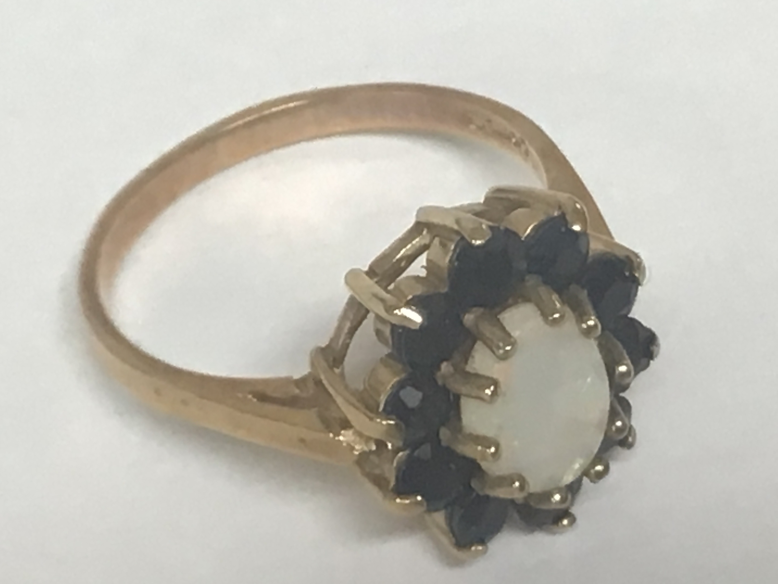  A 9 carat gold ring set with an opal doublet. Weight 2.5g. 