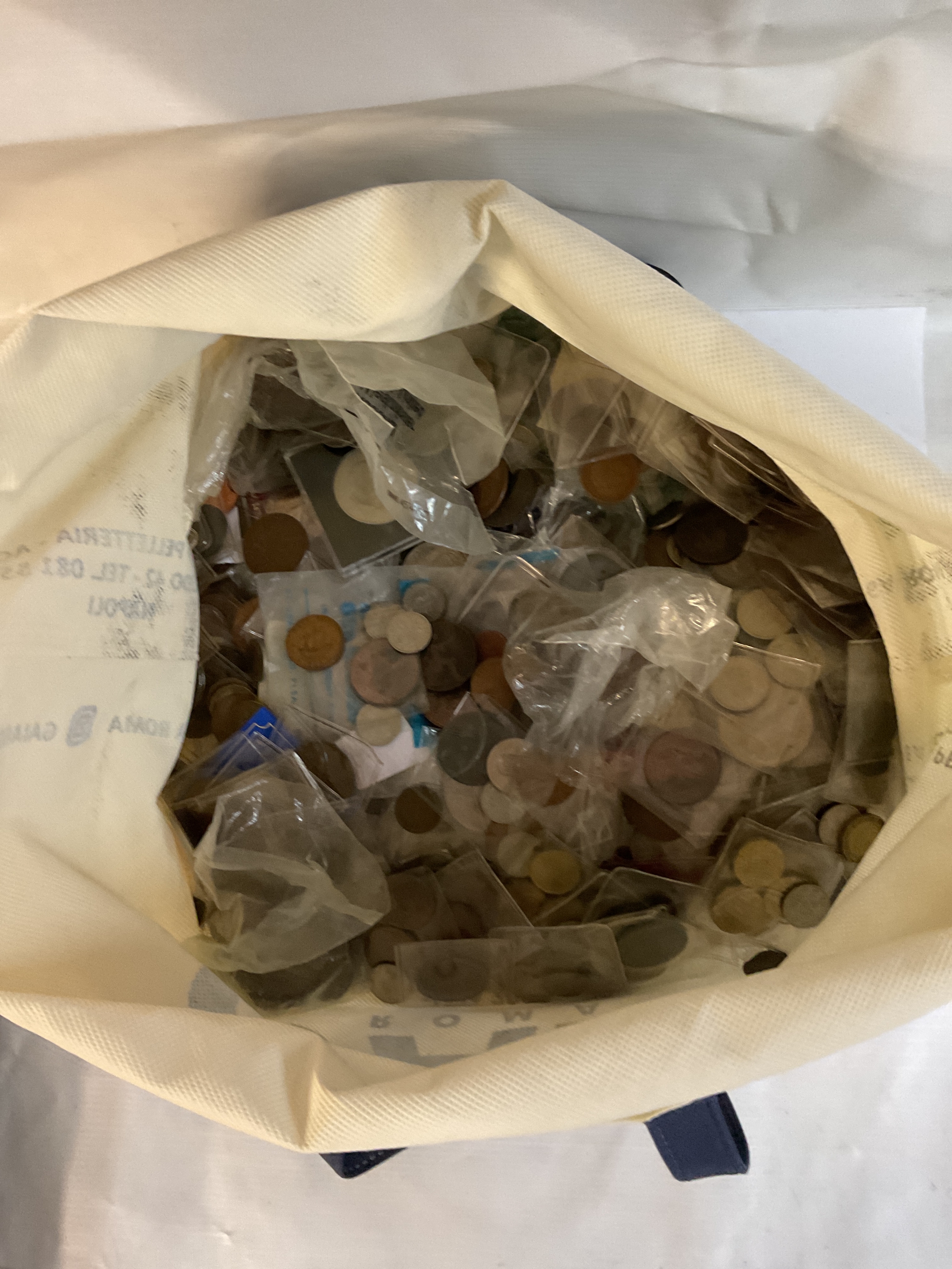 Large qty of coins to inc Victorian to QEIIR, lots of bronze and copper and some world.