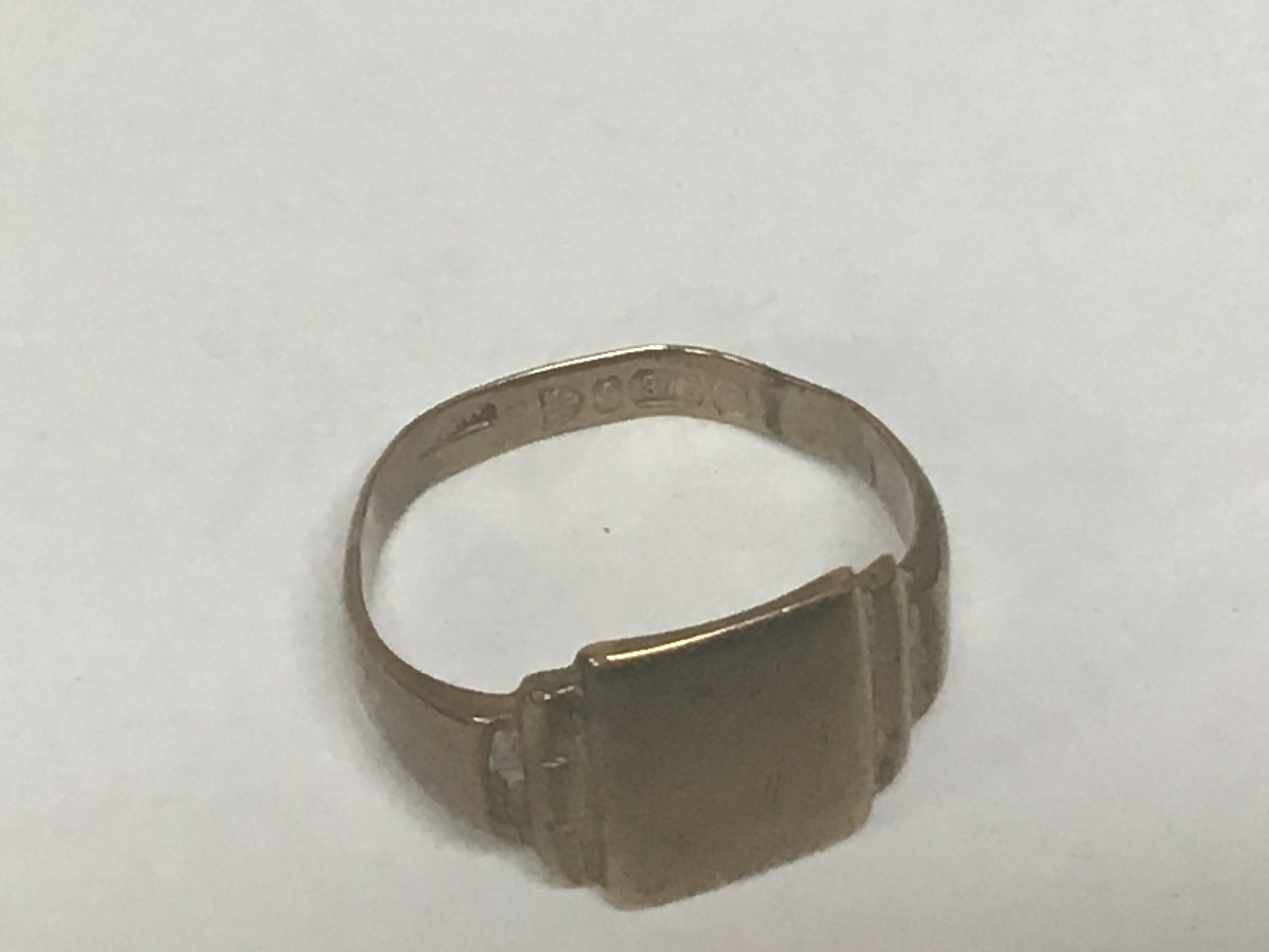 A 9carat gold gents signet ring weight 3.5g