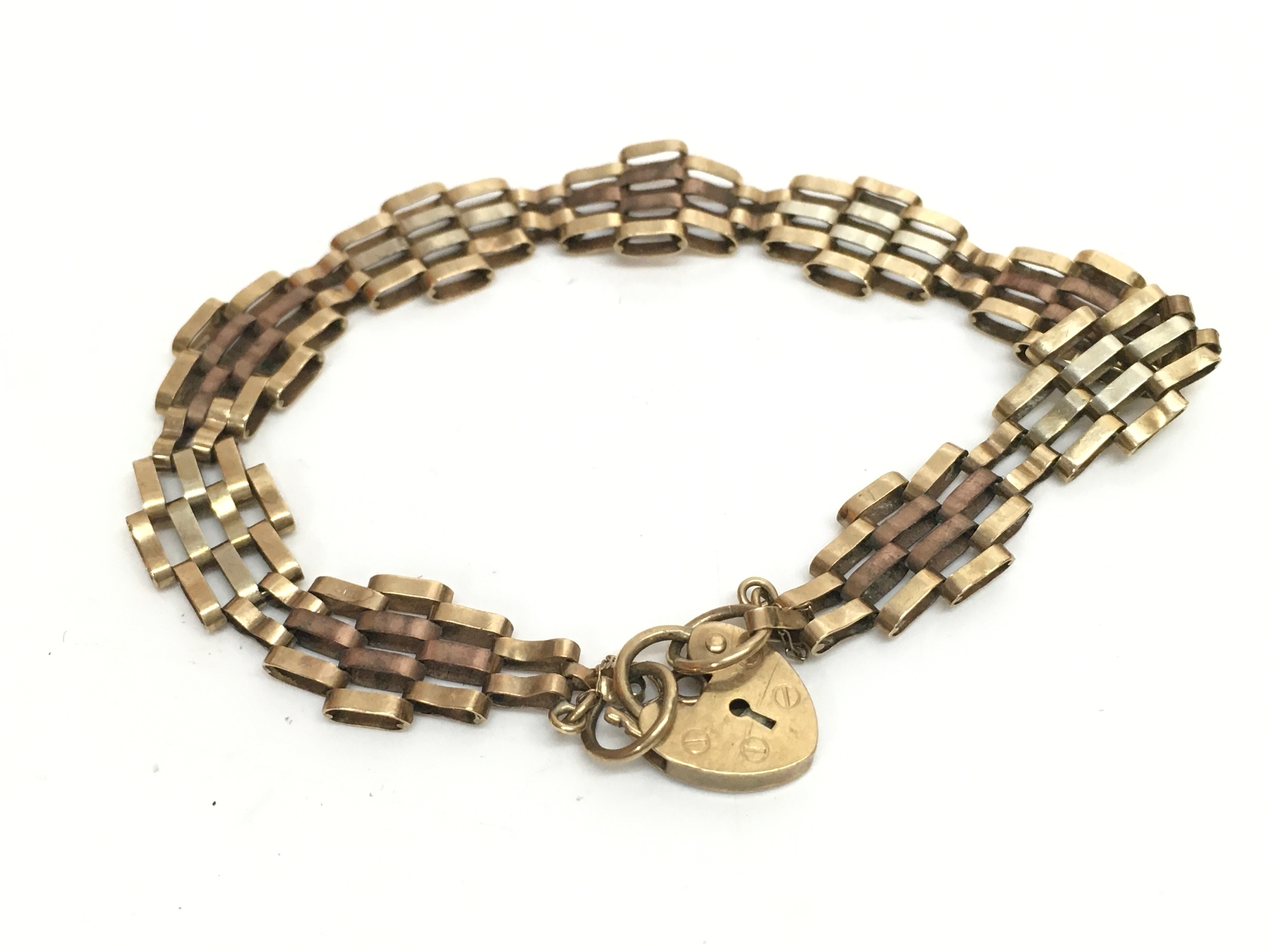 A gate bracelet , 6.1g total weight . 8cm wide 
