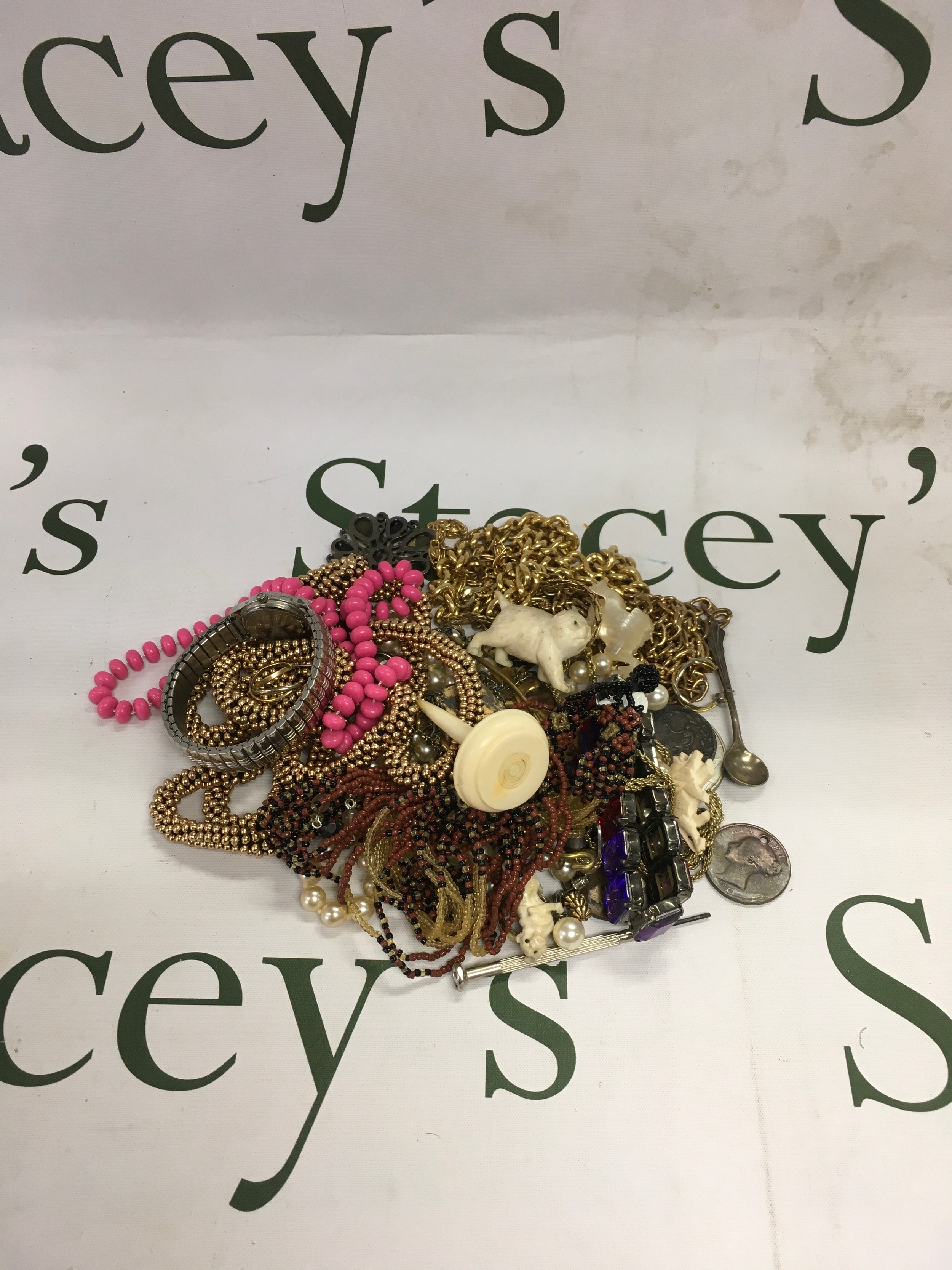 A mixed lot of jewellery, accessories and trinkets. 