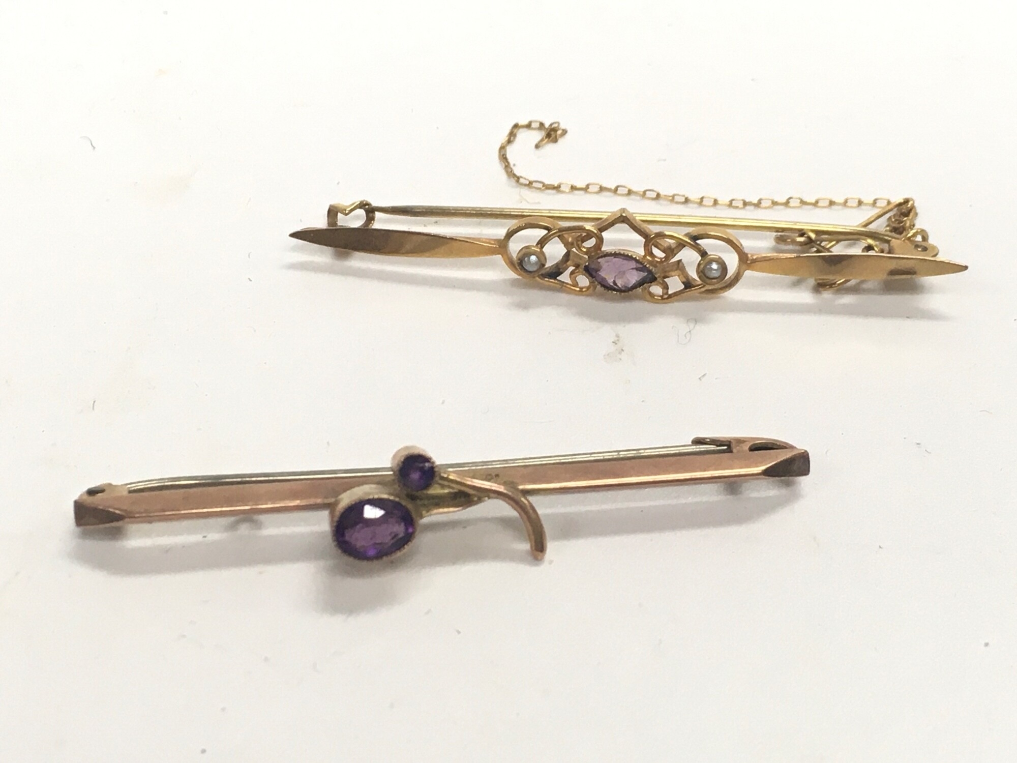 Two 9ct gold brooches (one with metal pin). Approx weight 3.98 grams.